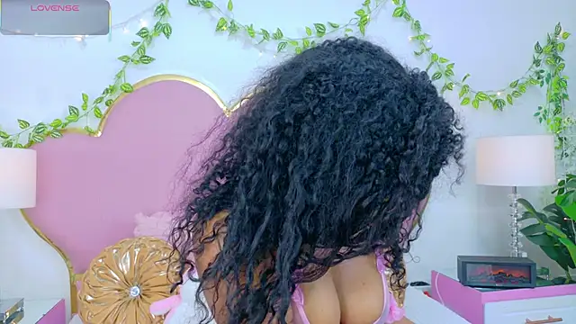 NahiaraReina online show from November 19, 2025, 2:06 pm