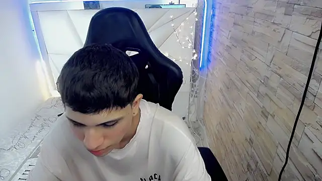 Snapshot of Brayan_lopezz chatting on December 5, 2024, 2:44 pm Brayan lopezz online show from December 5, 2024, 2:44 pm