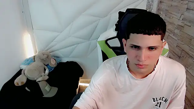 Snapshot of Brayan_lopezz chatting on February 4, 2025, 12:44 pm Brayan lopezz online show from February 4, 2025, 12:44 pm