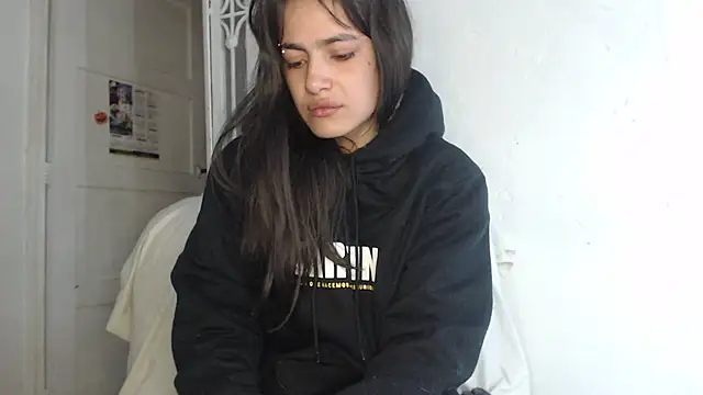 skinny sweet2411 online show from November 11, 2025, 8:20 pm