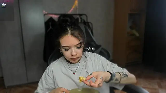 SweetyDeviliya online show from April 9, 2026, 4:12 am