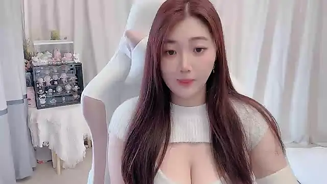 Snapshot of Stars_Elyn chatting on December 18, 2024, 5:04 am Stars Elyn online show from December 18, 2024, 5:04 am