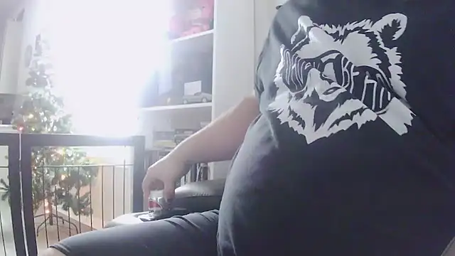 Snapshot of Strong_Bear89 chatting on December 17, 2025, 6:58 pm Strong Bear89 online show from December 17, 2025, 6:58 pm