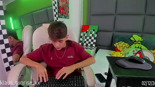 Snapshot of KLAUS_SUNRISE_XX chatting on December 3, 2024, 4:25 am KLAUS SUNRISE XX online show from December 3, 2024, 4:25 am