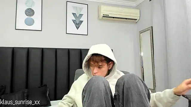 Snapshot of KLAUS_SUNRISE_XX chatting on February 1, 2025, 7:05 am KLAUS SUNRISE XX online show from February 1, 2025, 7:05 am