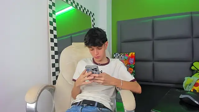 Snapshot of KLAUS_SUNRISE_XX chatting on September 20, 2025, 2:45 am KLAUS SUNRISE XX online show from September 20, 2025, 2:45 am