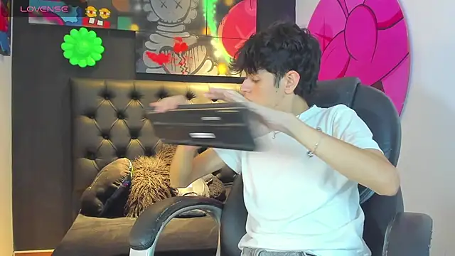 Snapshot of KLAUS_SUNRISE_XX chatting on October 24, 2025, 5:04 am KLAUS SUNRISE XX online show from October 24, 2025, 5:04 am