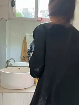 Snapshot of desiregirl69 chatting on December 18, 2024, 5:04 am desiregirl69 online show from December 18, 2024, 5:04 am