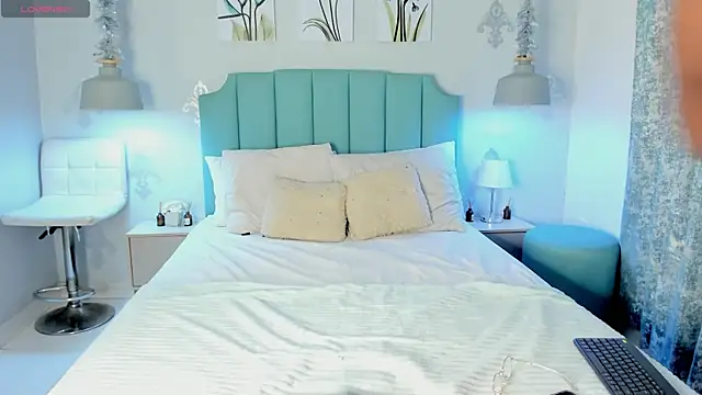 Khenta Michells online show from March 2, 2025, 1:49 pm