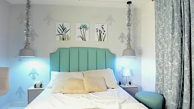 Khenta Michells online show from March 19, 2025, 10:44 am