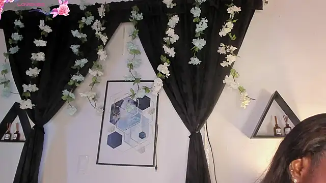 Snapshot of Khenta_Michells chatting on May 12, 2026, 10:56 am Khenta Michells online show from May 12, 2026, 10:56 am