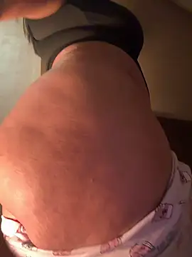 Snapshot of GLamouur chatting on February 2, 2025, 4:32 pm GLamouur online show from February 2, 2025, 4:32 pm