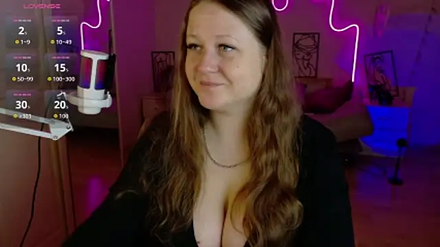 LizzyShine online show from November 17, 2025, 5:08 pm