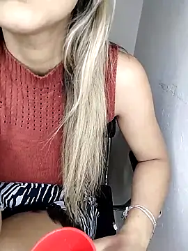 fofinhaa12 online show from April 6, 2026, 5:47 pm