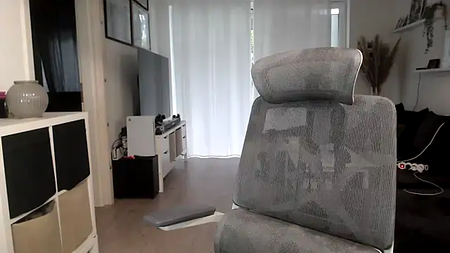 Snapshot of IntiMia chatting on October 8, 2025, 7:17 am IntiMia online show from October 8, 2025, 7:17 am