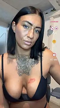 Snapshot of IntiMia chatting on February 25, 2026, 8:35 am IntiMia online show from February 25, 2026, 8:35 am