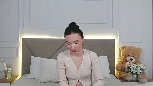 Snapshot of LeilaLow chatting on December 17, 2024, 12:00 pm LeilaLow online show from December 17, 2024, 12:00 pm