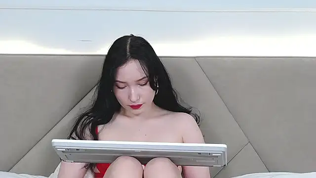 Snapshot of LeilaLow chatting on December 19, 2024, 6:12 pm LeilaLow online show from December 19, 2024, 6:12 pm