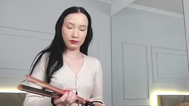 Snapshot of LeilaLow chatting on January 5, 2025, 12:10 pm LeilaLow online show from January 5, 2025, 12:10 pm