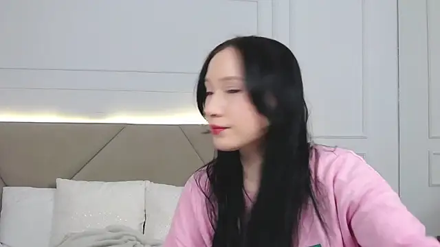 Snapshot of LeilaLow chatting on January 25, 2025, 11:02 am LeilaLow online show from January 25, 2025, 11:02 am