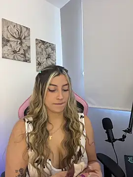Snapshot of Issabela_G1 chatting on May 3, 2026, 8:04 pm Issabela G1 online show from May 3, 2026, 8:04 pm