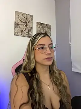 Snapshot of Issabela_G1 chatting on May 4, 2026, 10:28 pm Issabela G1 online show from May 4, 2026, 10:28 pm