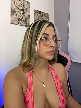 Snapshot of Issabela_G1 chatting on May 10, 2026, 12:38 am Issabela G1 online show from May 10, 2026, 12:38 am