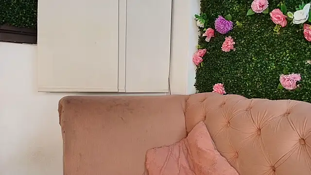 Snapshot of julieta_aguilar1 chatting on November 4, 2025, 8:08 pm julieta aguilar1 online show from November 4, 2025, 8:08 pm