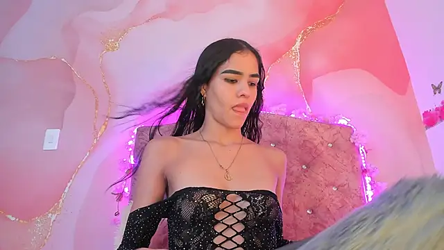 Snapshot of Bella__sweet chatting on January 17, 2025, 1:04 am Bella sweet online show from January 17, 2025, 1:04 am