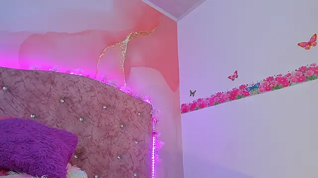 Snapshot of Bella__sweet chatting on January 18, 2025, 9:55 pm Bella sweet online show from January 18, 2025, 9:55 pm