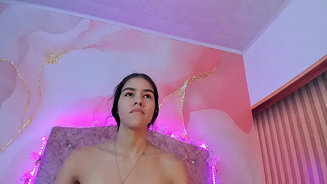 Snapshot of Bella__sweet chatting on March 7, 2025, 6:43 pm Bella sweet online show from March 7, 2025, 6:43 pm