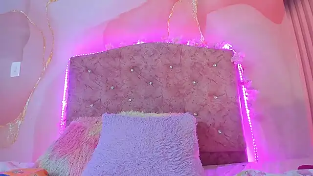 Snapshot of Bella__sweet chatting on March 16, 2025, 12:45 am Bella sweet online show from March 16, 2025, 12:45 am