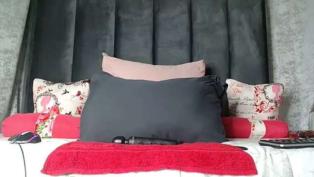 Snapshot of Lucy_Blacksilk chatting on November 7, 2025, 8:31 pm Lucy Blacksilk online show from November 7, 2025, 8:31 pm