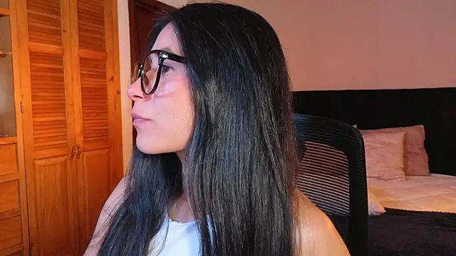 ChloeTurner  online show from April 13, 2026, 8:03 pm