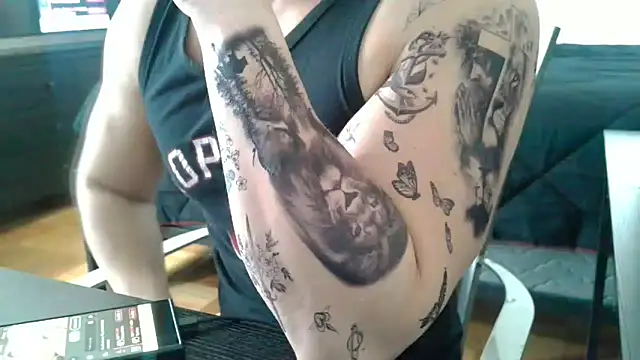 Aaron Rose25 online show from December 21, 2025, 3:13 am