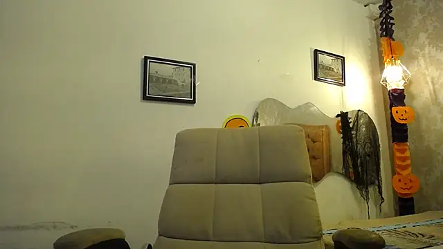 LAURA SMIITH online show from October 24, 2025, 6:48 pm