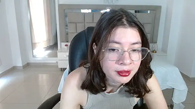 zoecruzz online show from October 9, 2025, 3:32 pm