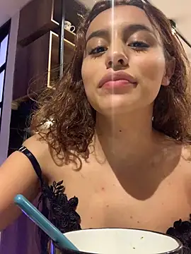 Snapshot of Katee_Jones chatting on December 7, 2024, 12:08 am Katee Jones online show from December 7, 2024, 12:08 am