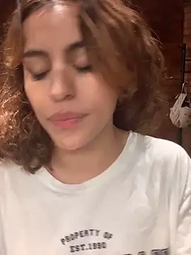 Snapshot of Katee_Jones chatting on January 4, 2025, 12:27 am Katee Jones online show from January 4, 2025, 12:27 am