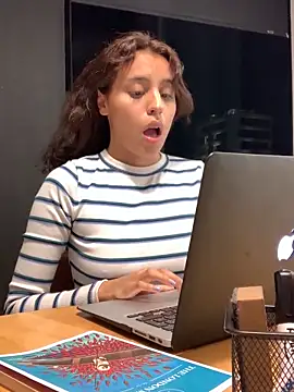 Snapshot of Katee_Jones chatting on February 1, 2025, 1:23 am Katee Jones online show from February 1, 2025, 1:23 am