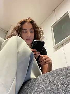 Snapshot of Katee_Jones chatting on February 5, 2025, 12:53 am Katee Jones online show from February 5, 2025, 12:53 am