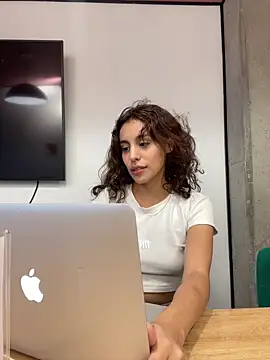 Snapshot of Katee_Jones chatting on February 12, 2025, 9:54 pm Katee Jones online show from February 12, 2025, 9:54 pm