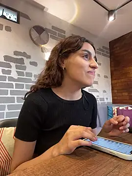 Snapshot of Katee_Jones chatting on March 18, 2025, 9:43 pm Katee Jones online show from March 18, 2025, 9:43 pm