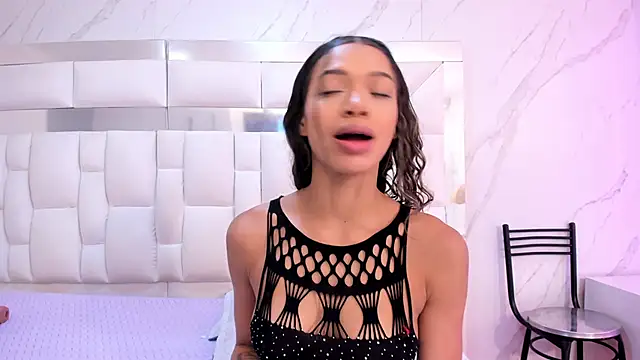 BritneyCollins online show from November 13, 2025, 12:15 pm