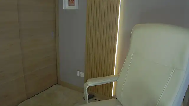 Alessia-miller  online show from March 17, 2025, 9:55 pm