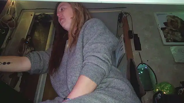 Snapshot of Lyrann89 chatting on December 1, 2025, 1:43 am Lyrann89 online show from December 1, 2025, 1:43 am