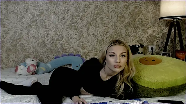 Snapshot of Ella_Milla chatting on December 2, 2025, 11:04 am Ella Milla online show from December 2, 2025, 11:04 am