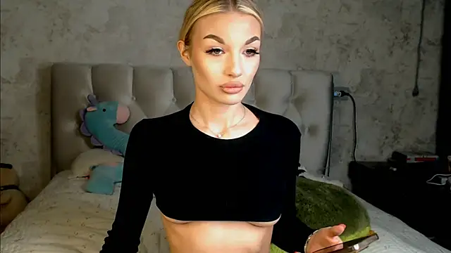 Ella Milla online show from March 26, 2026, 3:28 pm