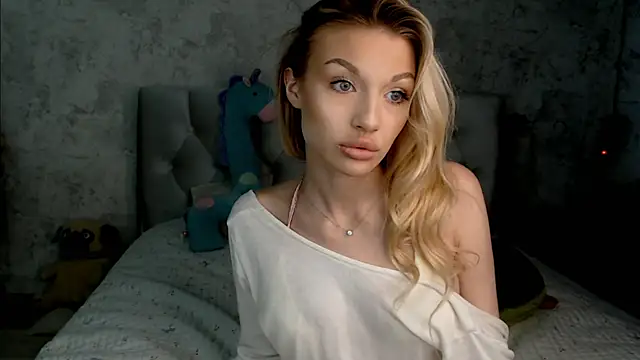 Snapshot of Ella_Milla chatting on July 9, 2026, 1:04 pm Ella Milla online show from July 9, 2026, 1:04 pm