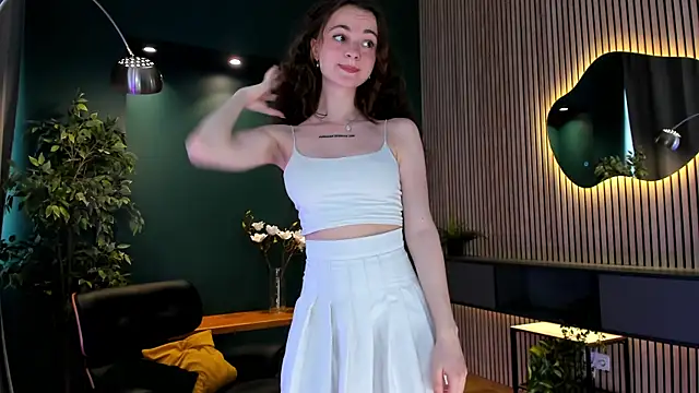 Snapshot of Curly_Moon chatting on June 30, 2026, 2:07 pm Curly Moon online show from June 30, 2026, 2:07 pm